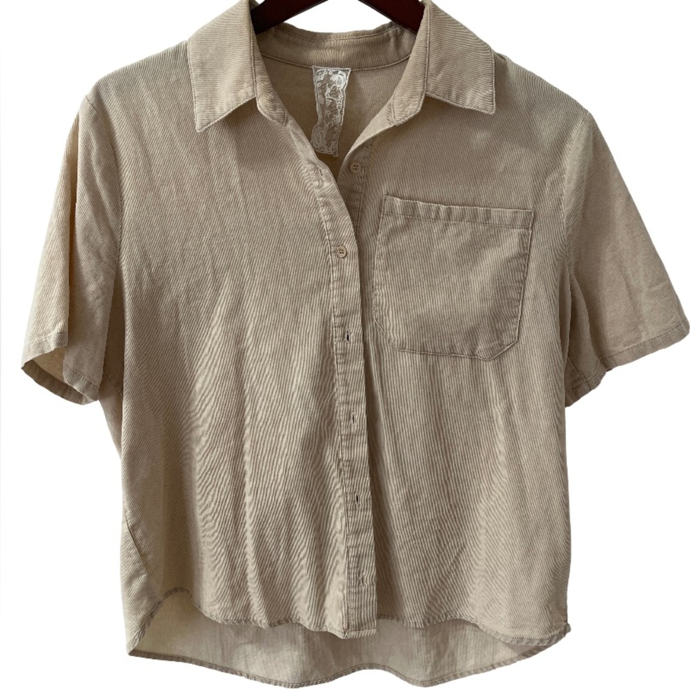Sadie & Sage Women’s Medium Tan Corduroy Button Front Short Sleeve Top
